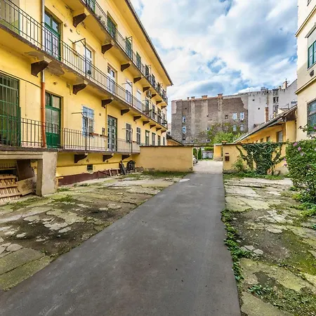 French Touch With Free Parking