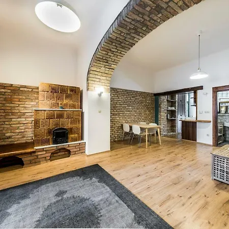 French Touch With Free Parking *