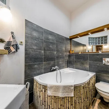 French Touch With Free Parking *